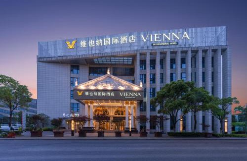 Pudong Hotel | Vienna International Hotel - Shanghai Pudong Airport Free Trade Zone - Free shuttle bus to PVG airport and Disney Land