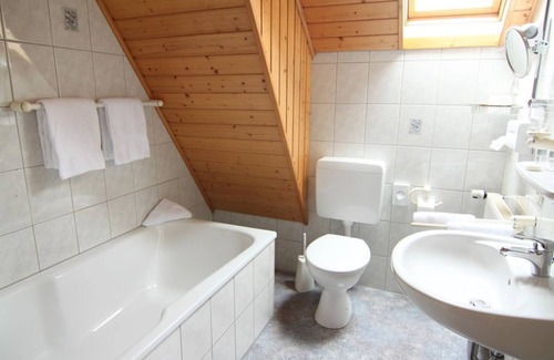 Zilshausen Bed & Breakfast | Vierbettzimmer, Dusche, WC, Standard - Landgasthof Zur Post
