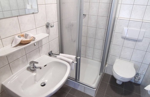 Zilshausen Bed & Breakfast | Vierbettzimmer, Dusche, WC, Standard - Landgasthof Zur Post