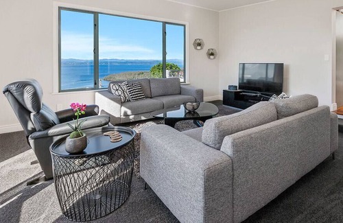 Acacia Bay Cottage | VIEW 54 - ACACIA BAY HOLIDAY HOUSE, family friendly in Acacia Bay