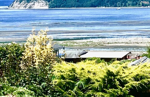 Clinton House | View Beach Useless Bay Whidbey Retreat for 10 guests