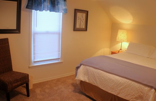 Lake Stevens House | View Cottage - One block to Lake Stevens and downtown, BBQ on covered patio!