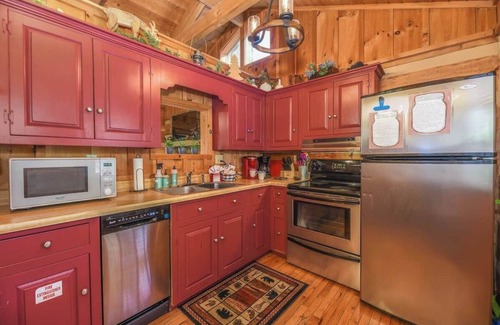 Gatlinburg - Pigeon Forge Cabin | View! Cozy, Private, Fireplace, Hot Tub