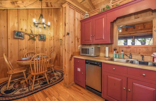 Gatlinburg - Pigeon Forge Cabin | View! Cozy, Private, Fireplace, Hot Tub