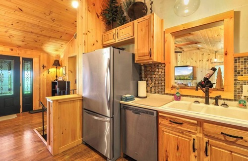 West Jefferson House | 'View & Far Between' Cozy Mountain Home w/hot tub