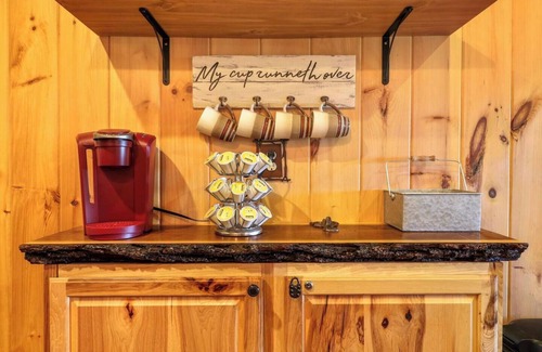 West Jefferson House | 'View & Far Between' Cozy Mountain Home w/hot tub