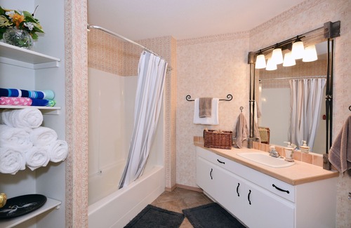 Central Okanagan House | View home close to Okanagan Lake / Aug 19-27 open!!! Book NOW!!!