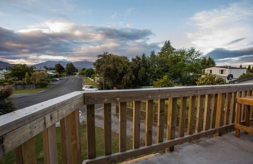 Te Anau House | ☆View On Worsley!★Kiwiana styled accomodation☆