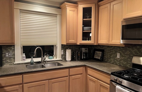North Queen Anne House | View Queen Anne Townhouse Close to Seattle's Most Popular Attractions