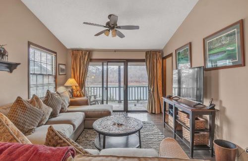 La Follette House | View West Lakefront Cottage cottage