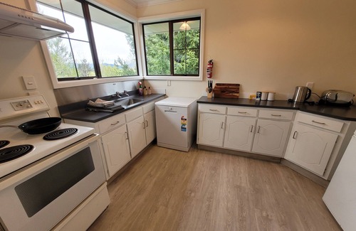 Hanmer Springs House | Views and Space for Large Groups - 5 bedrooms, 2 kitchens and 3 bathrooms
