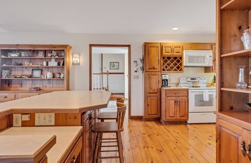 Quechee House | Views, Game Room/Bar, and more - beautiful 5BD/3.5BA home! Sleeps 10