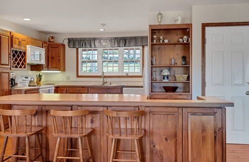 Quechee House | Views, Game Room/Bar, and more - beautiful 5BD/3.5BA home! Sleeps 10