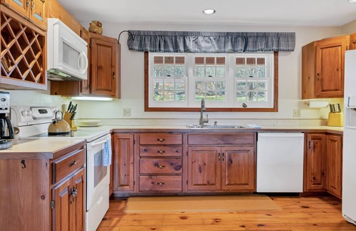 Quechee House | Views, Game Room/Bar, and more - beautiful 5BD/3.5BA home! Sleeps 10