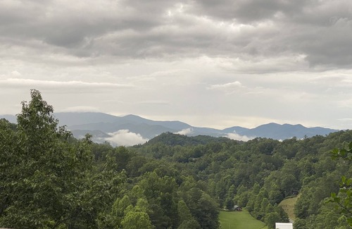 Almond House | Views, hot tub, spacious 3Bd, 3Ba w Tesla Charger