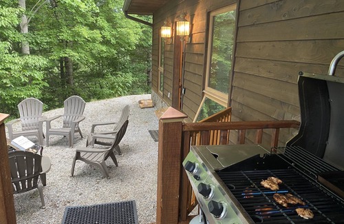 Almond House | Views, hot tub, spacious 3Bd, 3Ba w Tesla Charger