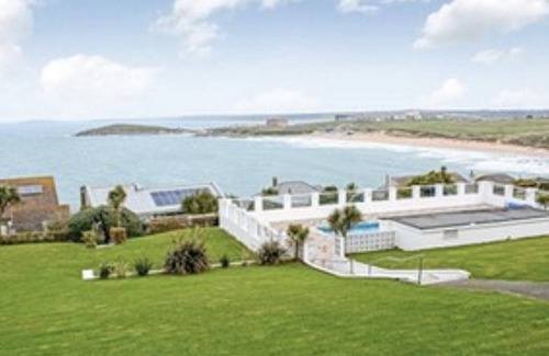 Newquay House | VIEWS OF FISTRAL BEACH -Outdoor space SWIMMING POOL +gardens