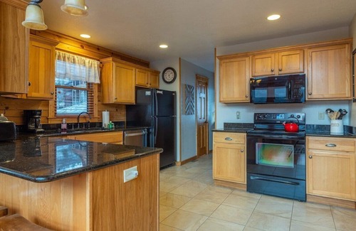 Wolf Laurel Cabin | Views on 2 Decks~Pool Table~Hot Tub~Near Asheville