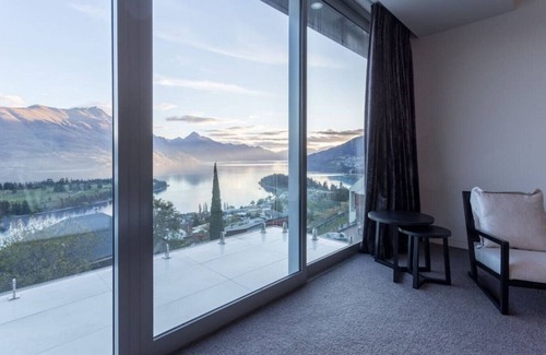 Queenstown House | Views on Edinburgh | Every room has a view