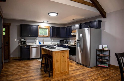 Mentone Cabin | VIEWS! Sunset l Large Deck l 2mi to Downtown