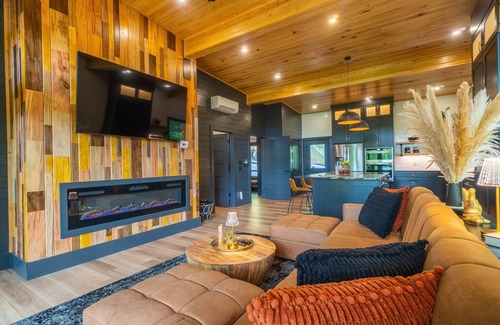 Helen House | Viking Hilltop Suite- Troll Treehouse-Walk to Town
