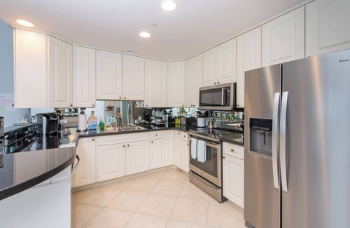 Seven Mile Beach Villa | Villa 10, Second floor, 3 bedroom, 3 bathroom, oceanfront, fully equipped.