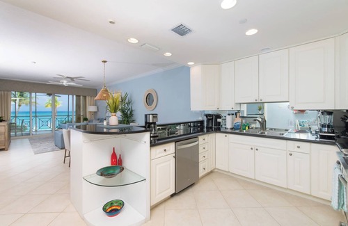Seven Mile Beach Villa | Villa 10, Second floor, 3 bedroom, 3 bathroom, oceanfront, fully equipped.