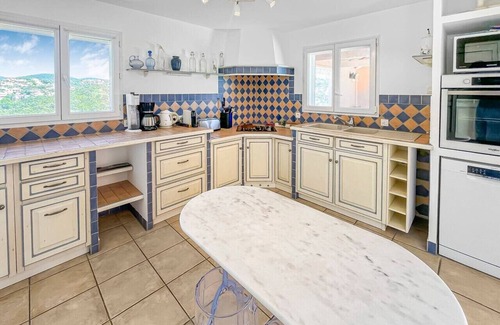La Londe-les-Maures Apartment | Villa 15mn from the beach, wifi, air conditioning, sea view