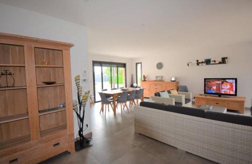 Ruoms House | Villa 4 Suites avec Spa de Nage, Terrasse et Clim - Proche Centre Ruoms - FR-1-382-149