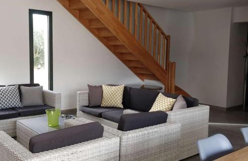 Ruoms House | Villa 4 Suites avec Spa de Nage, Terrasse et Clim - Proche Centre Ruoms - FR-1-382-149