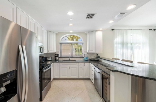Seven Mile Beach Villa | Villa 7, Second floor, 3 bedroom, 3 bathroom, oceanfront, fully equipped.
