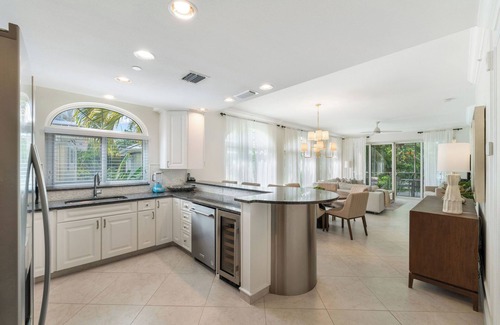 Seven Mile Beach Villa | Villa 7, Second floor, 3 bedroom, 3 bathroom, oceanfront, fully equipped.