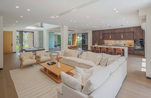 Hollywood Hills West Villa | Villa Alfi by LuxJB 🏆 Hollywood Hills Mansion with Iconic Views 🏆 Award-Winner