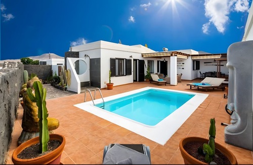 Playa Blanca Villa | Villa Alfredina with Mountain View, Pool & Wi-Fi
