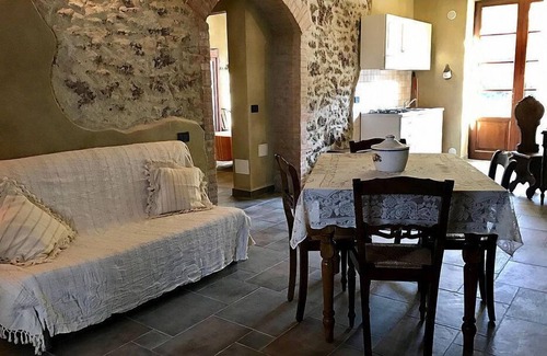 Massa Marittima House | Villa Amarena F: A graceful apartment in the characteristic style of the Tuscan countryside, with Free WI-FI.