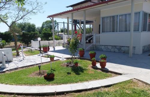 Kallikratia House | Villa Artzie. Έξοχικο με τεράστιο εξωτερικό χώρο.