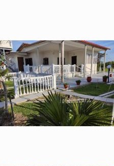 Kallikratia House | Villa Artzie. Έξοχικο με τεράστιο εξωτερικό χώρο.