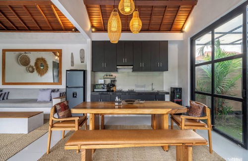 Batu Bolong Villa | Villa Aruna Batu Bolong Beauty 5 bed air/con living