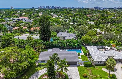 Coral Ridge House | Villa Aura Heated Pool 4 Bedrooms 5 minutes to the Ocean