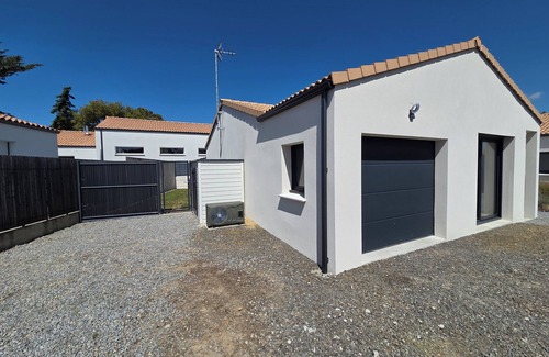 Saint-Jean-de-Monts Villa | Villa Azur: Modern & Private Pool!