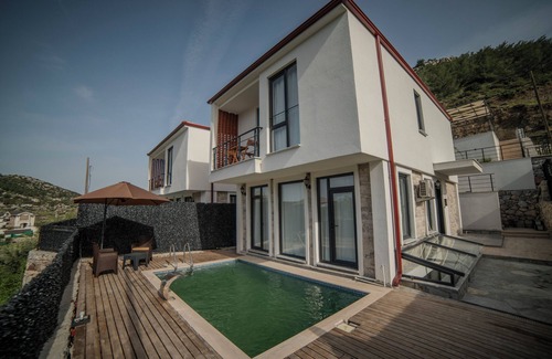 Avlana Villa | Villa Begonvilnözel havuzlu lüks villa,özel bahçe ve veranda , açık alanda masa,