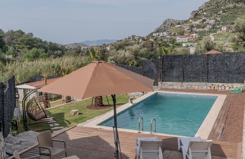 Avlana Villa | Villa Begonvilnözel havuzlu lüks villa,özel bahçe ve veranda , açık alanda masa,
