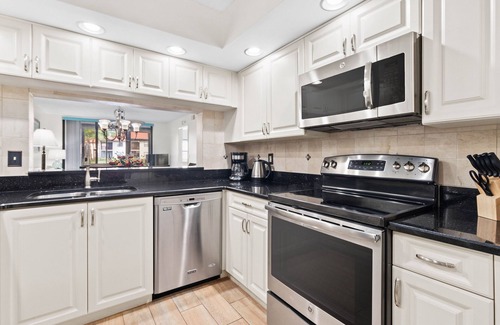 Trailer Estates Condo | *Villa Bella* Executive 2BR Condo w/2 Pools, Mins to IMG/Beach/Anna Maria Isl