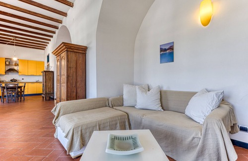 Castro Marina Apartment | Villa 'Blu La Cambusa' with Shared Pool, Wi-Fi and Air Conditioning