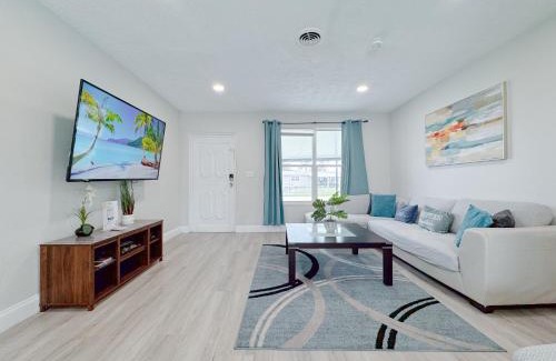Fort Lauderdale House | Villa By Las Olas With Private Pool & Lush Garden