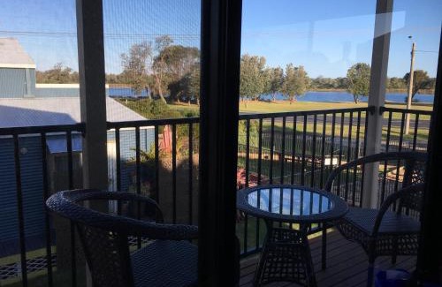 Lakes Entrance Apartment | Villa by the Lake