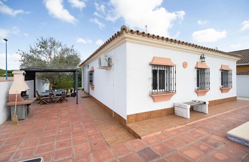 Chiclana de la Frontera Villa | Villa Casa Caramelo with Pool, Terrace, A/C & Wi-Fi