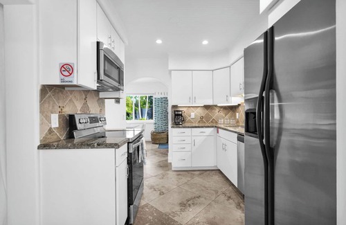 North Andrews Gardens House | Villa Cabana near beaches with heated pool