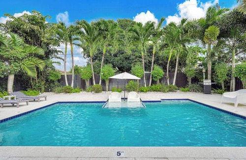 North Andrews Gardens House | Villa Cabana near beaches with heated pool