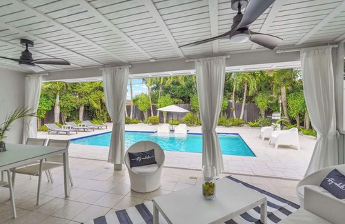 North Andrews Gardens House | Villa Cabana near beaches with heated pool